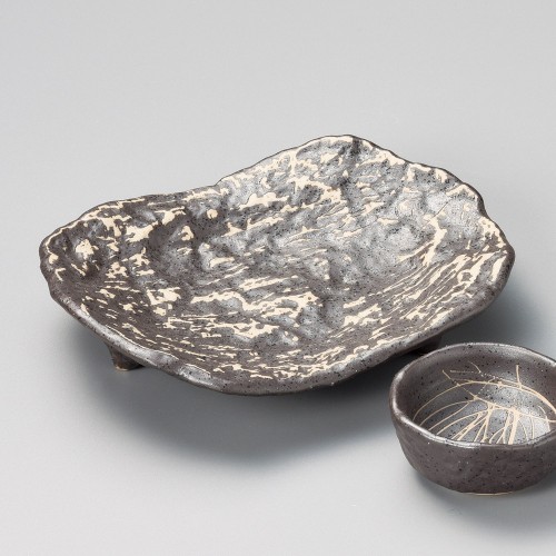 01725-461 鉄釉刷毛目(岩石)三つ足変形刺身皿|業務用食器カタログ陶里30号