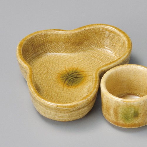 16910-451 黄瀬戸松型鉢(手造り)|業務用食器カタログ陶里30号