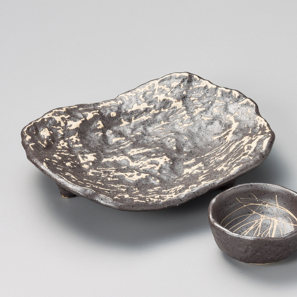 01725-461 鉄釉刷毛目(岩石)三つ足変形刺身皿|業務用食器カタログ陶里31号